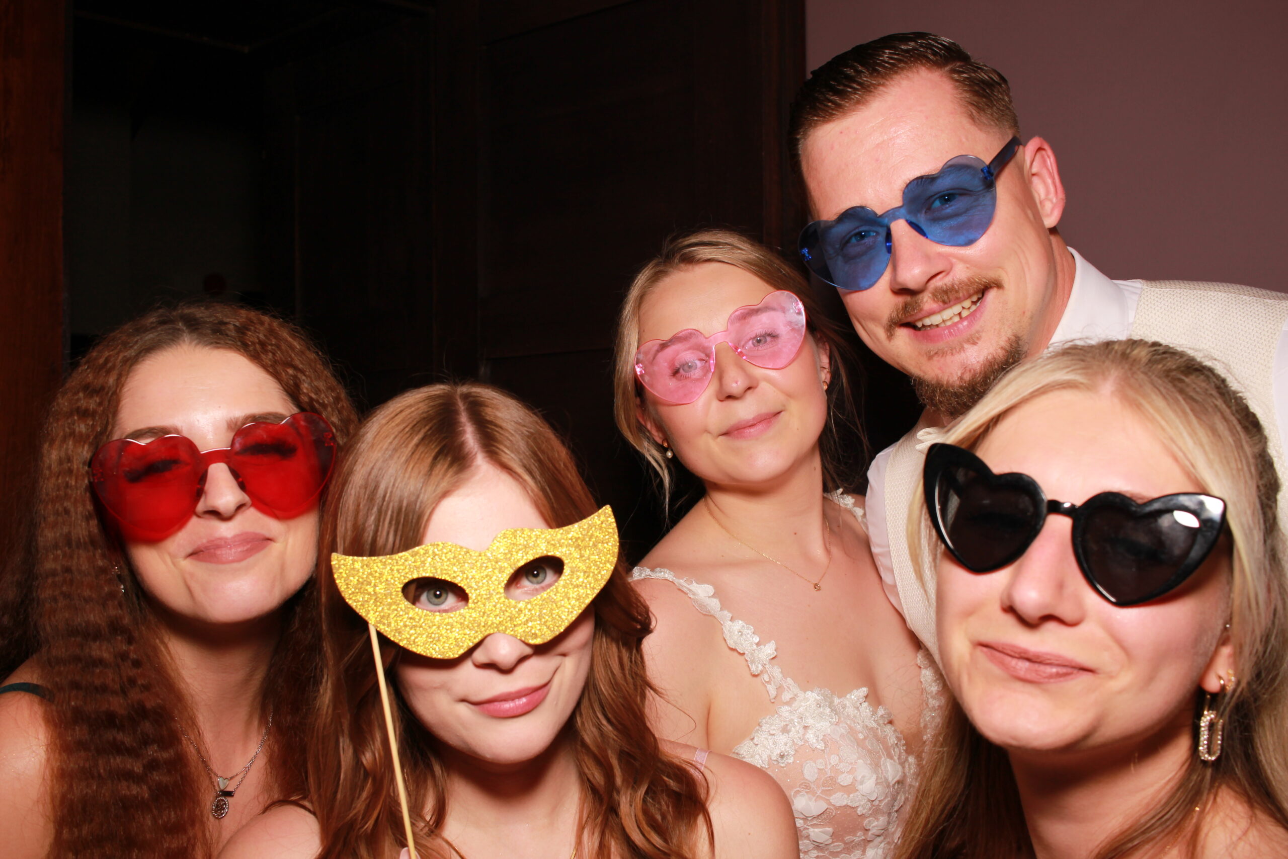 Personen, die ein Foto in der Fotobox mit Masken aufgenommen haben