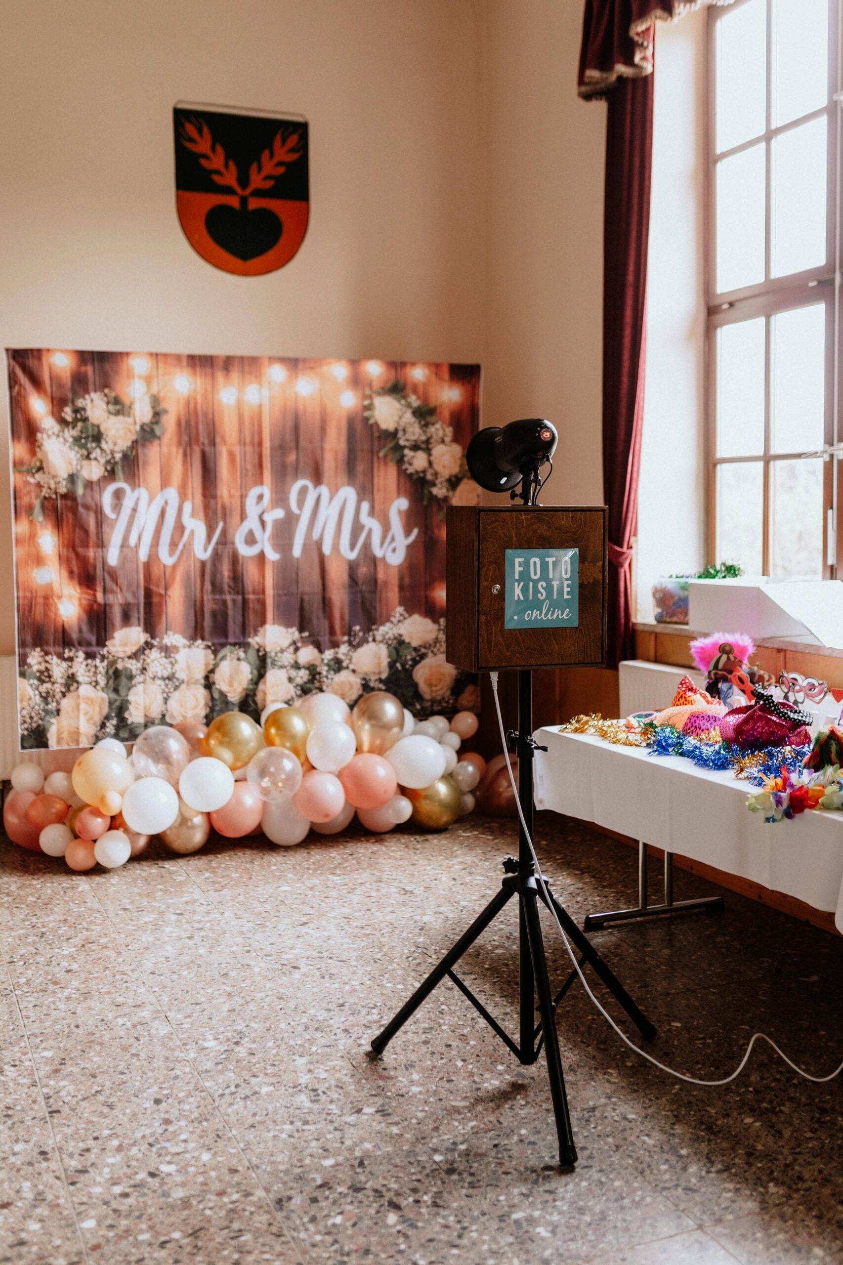 Ansicht der Fotobox mit Mr. & Mrs. Hintergrund